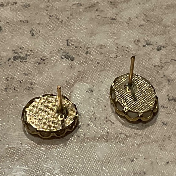 Handpainted Floral Earrings Vintage Signed White Gold pierced cameo style - Picture 6 of 9